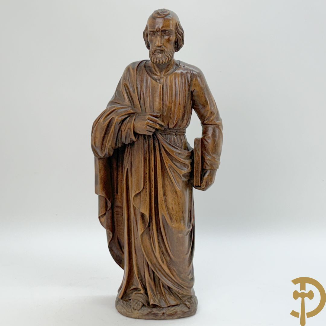 Houtsculptuur van evangelist met boek in de hand