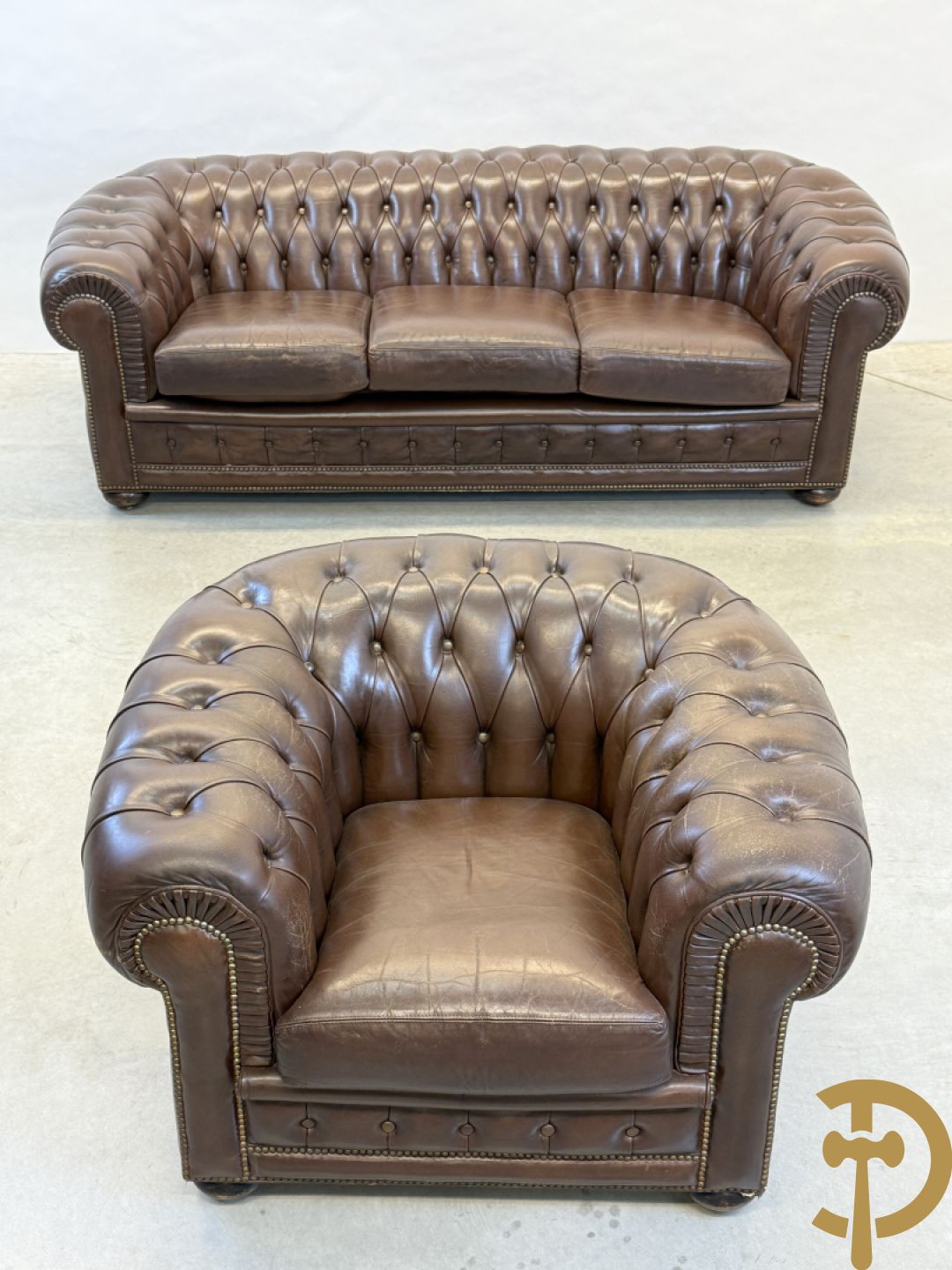 Bruin lederen driezit en club chesterfield