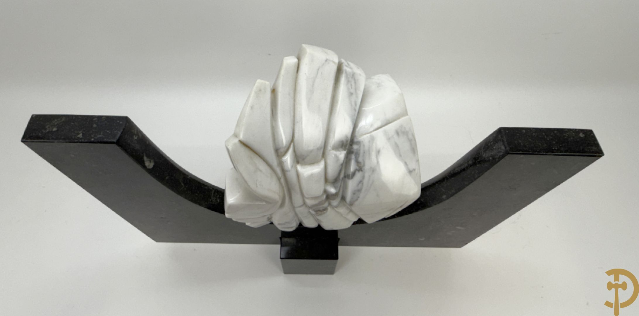 Ongetekend wit marmeren beeld op granieten onderstel