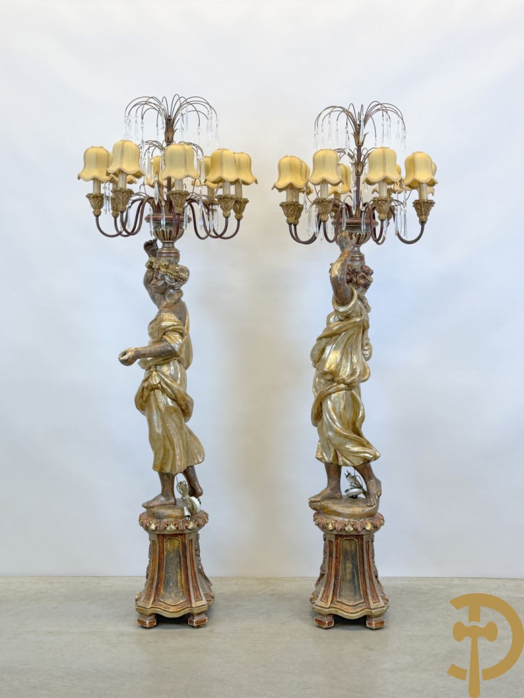 Paar gepolychromeerde dames op sokkel, bekroond met achtarmige kandelaar met lichtpunten en bellen, Italiaans, jaren 