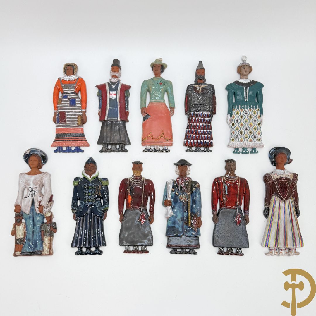 Elf keramieken basreliefs van reuzen