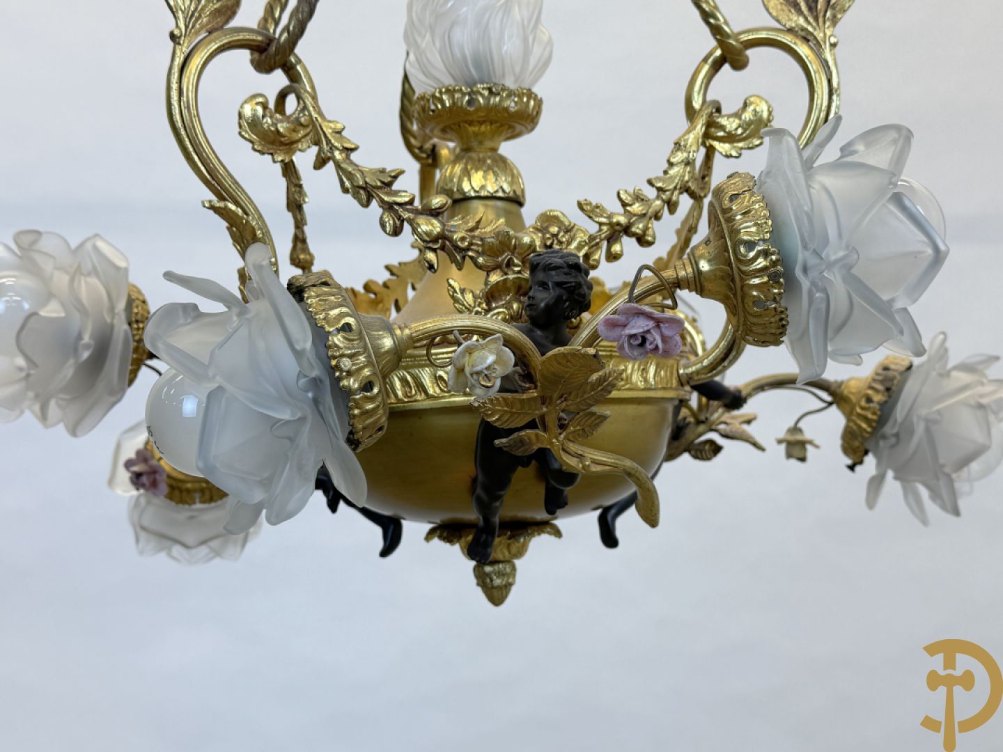 Vuurvergulde bronzen luchter met 3 armen bezet met cupido