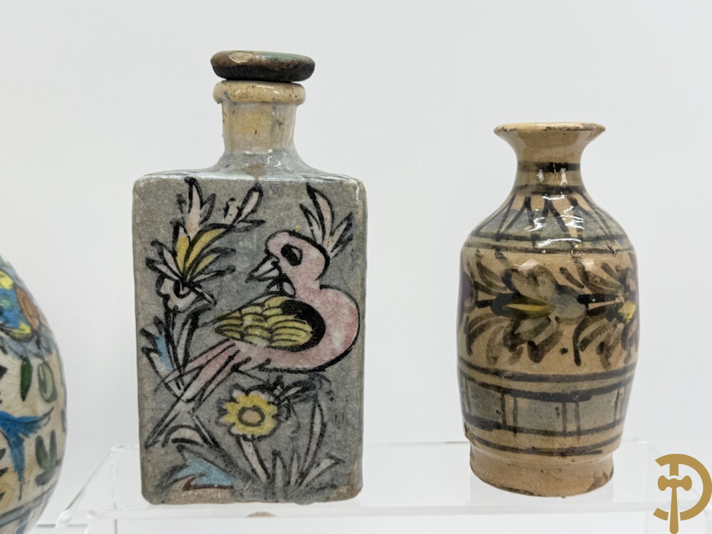 10 meerkleurige geglazuurde keramieken flesjes met decor van bloemen-en dierenmotieven, Iznik