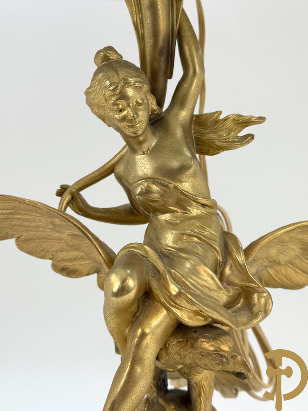 Metalen vergulde lampadaire met dame op arend