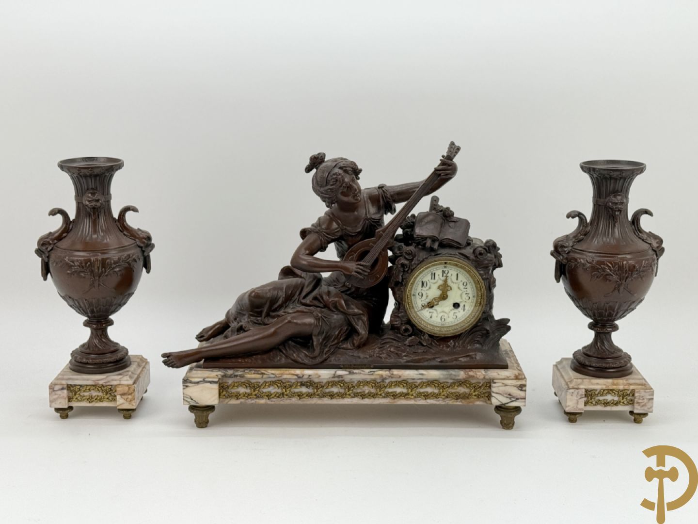 Driedelige zamak garnituur bestaande uit pendule 