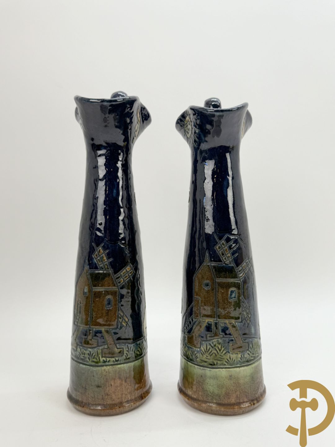 Paar Vlaamse aardewerken vazen met zeilboten 