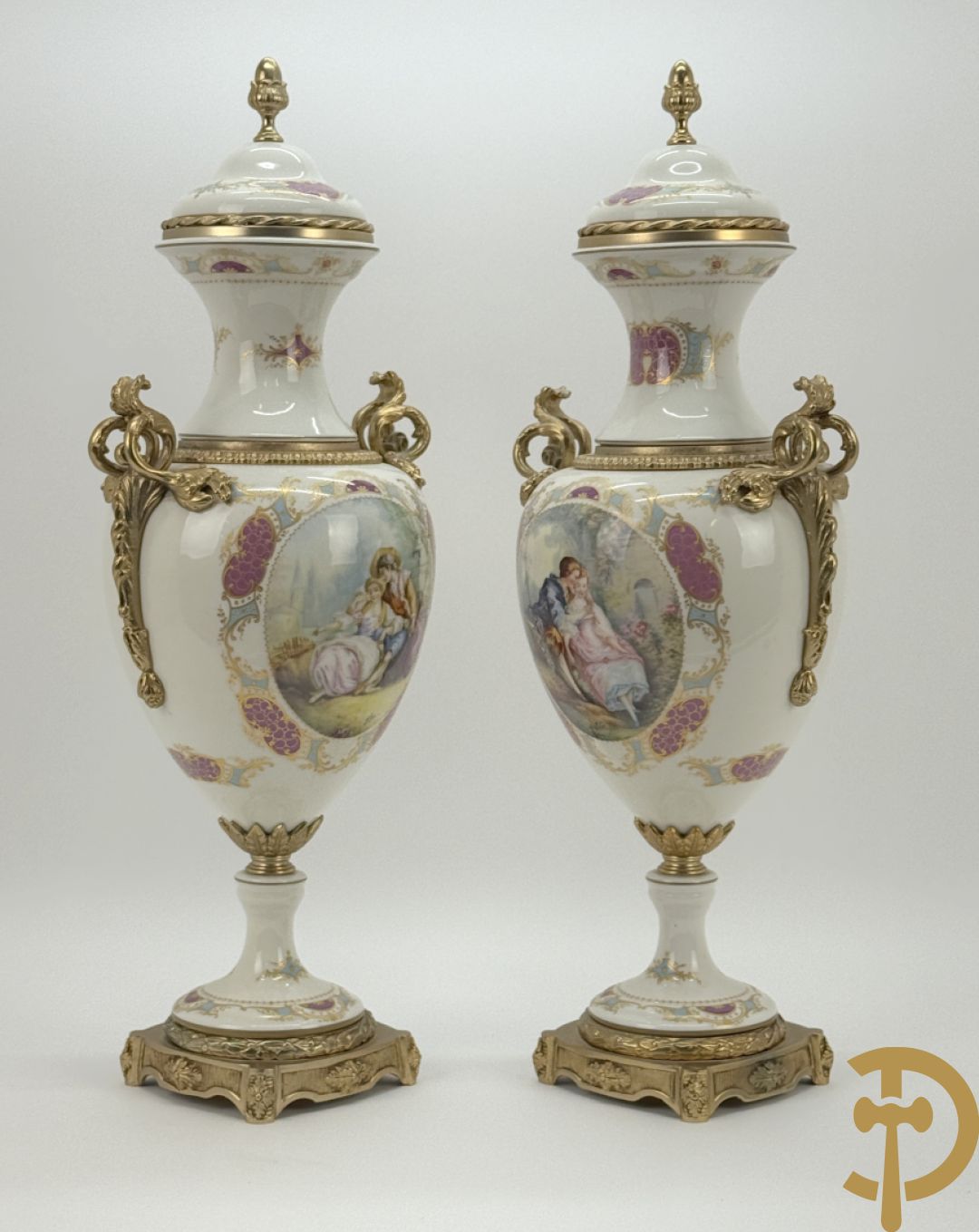 Paar porseleinen Sèvres stijl dekselpotiches met dubbel bedrukt romantisch decor en bezet met bronzen ornamenten