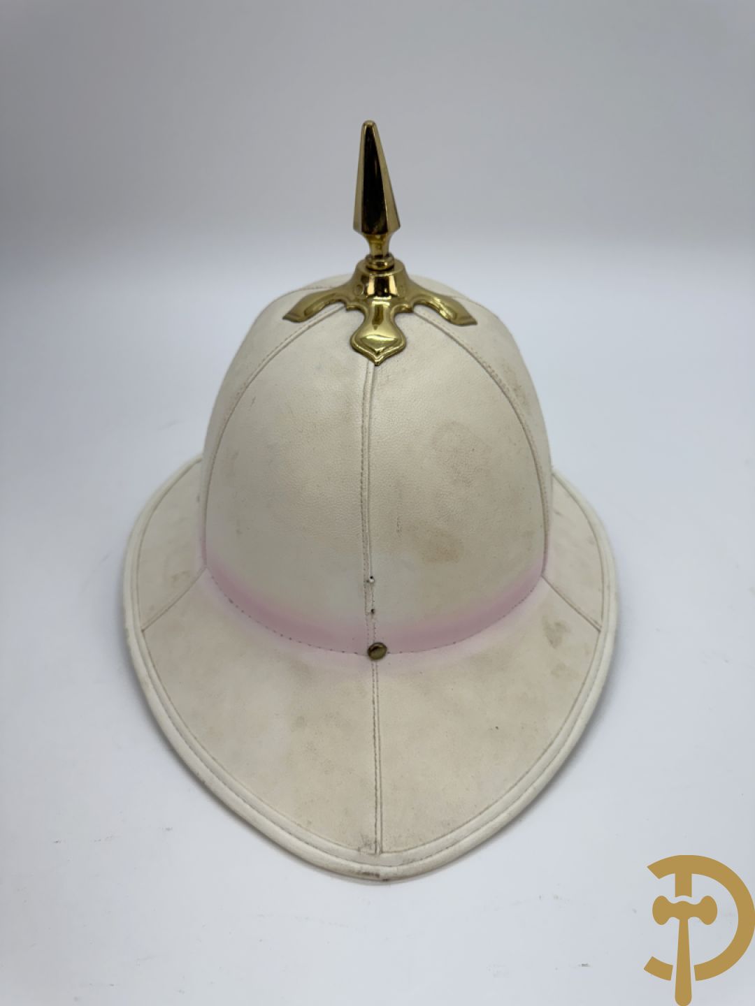 Engelse hoed pitch helm in hoedendoos, Royal Artillerie