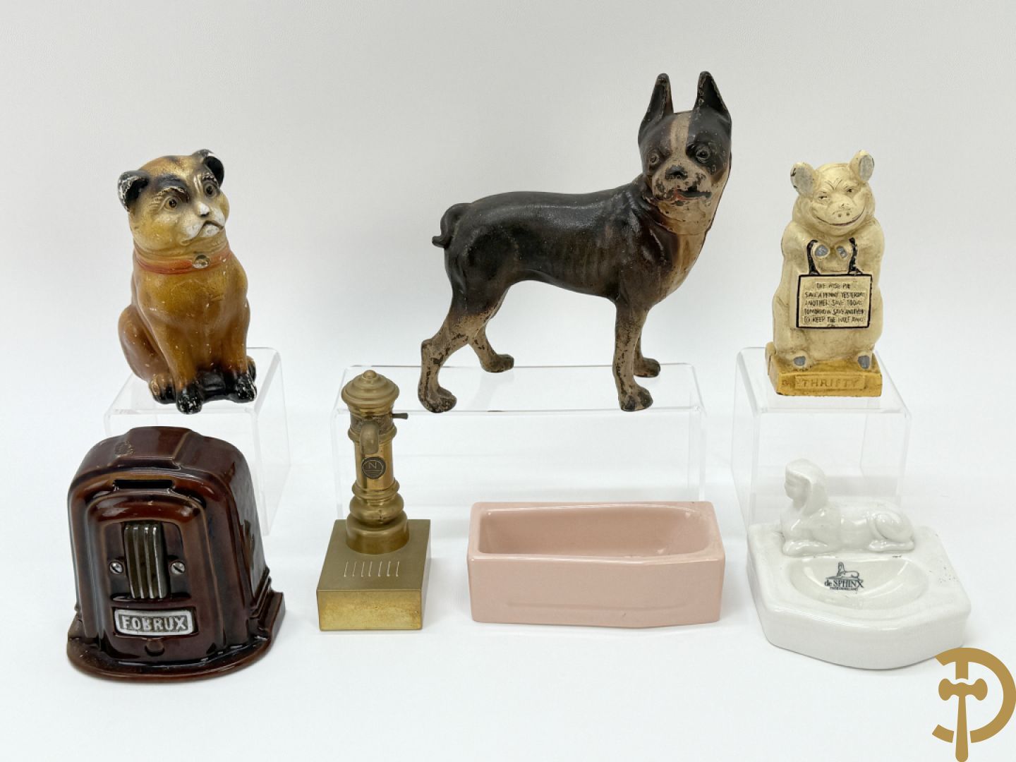 Gietijzeren Engelse hond + spaarpotten van gietijzeren varken, gipsen hond en gietijzeren kachel + verzamelobjecten Sphinx en Selles + koperen waterkraan