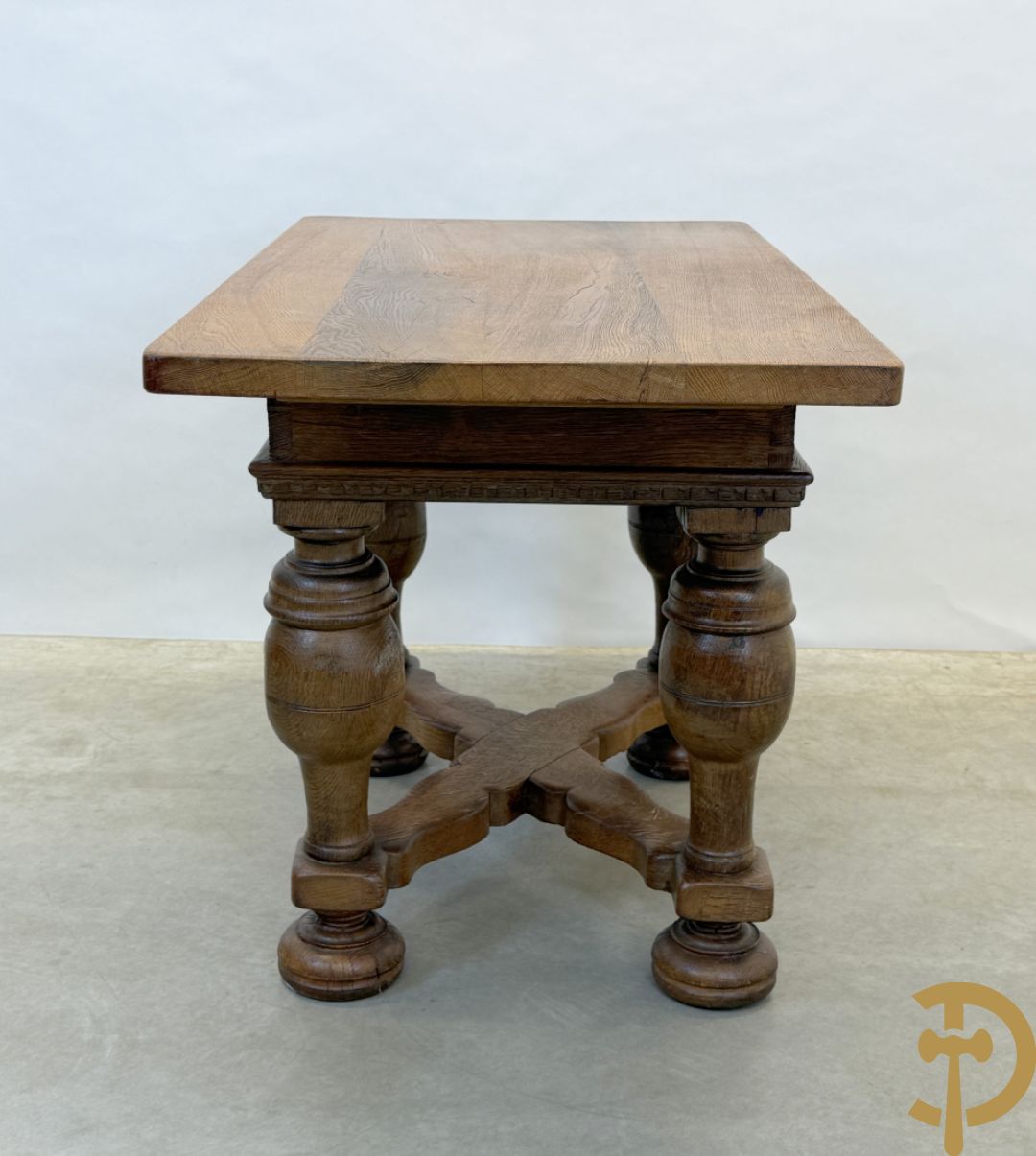 Massief eiken bolpoottafel met lade en gekruiste voetverbinding