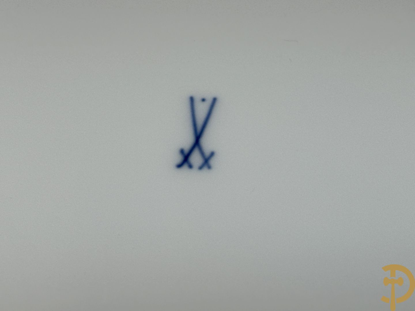 Wit porseleinen servies met vergulde rand en vergulde bloemenmotieven, Meissen, bestaande uit 8 platte borden (2 met schilfer aan rand), 7 diepe borden, 6 dessertborden, saladekom, sauskom en groentenschotel (1 handvat gelijmd)