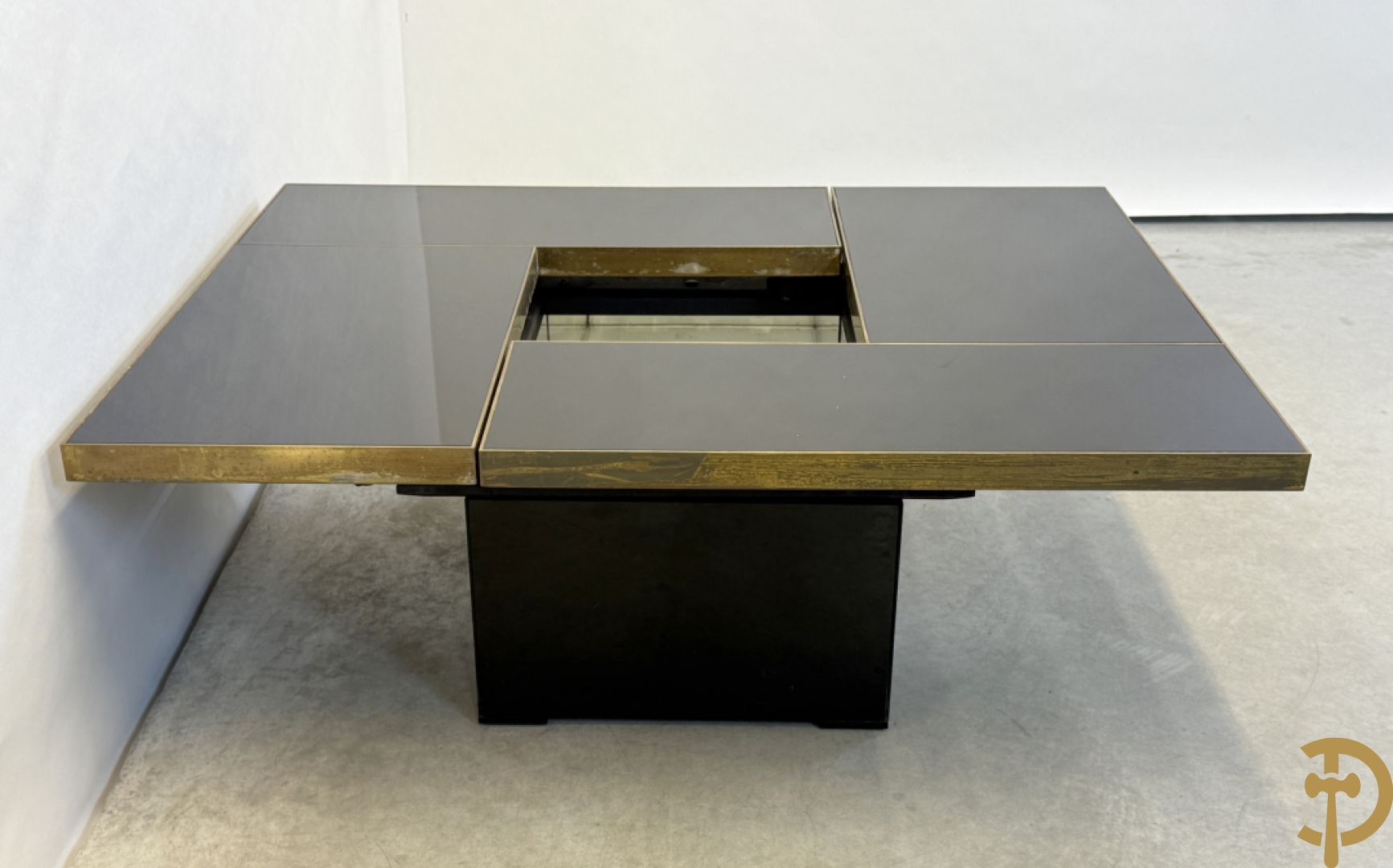 Vintage zwarte salontafel Belgo Chrom met koperomranding en open schuifbare middenpartij - centraal met bar