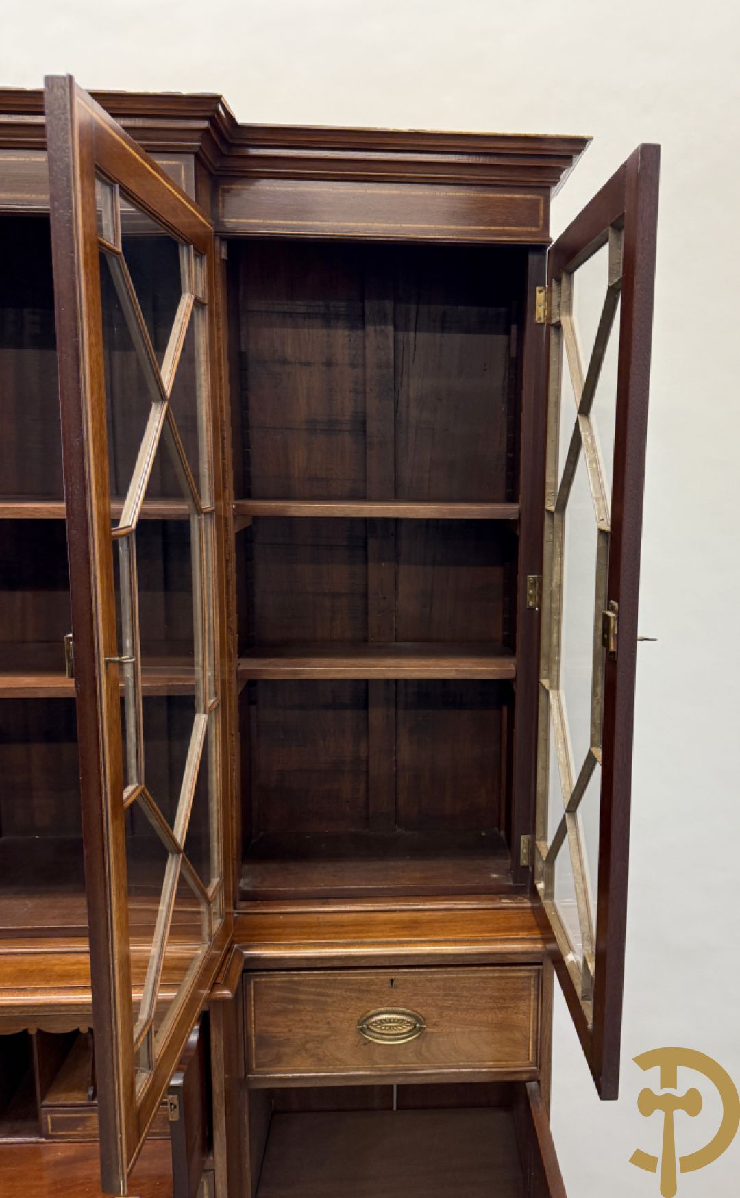 Notelaren Engelse stijl breakfront met ingebouwde secretaire, bovenaan met vitrine en decor van amfoorvazen op de deuren