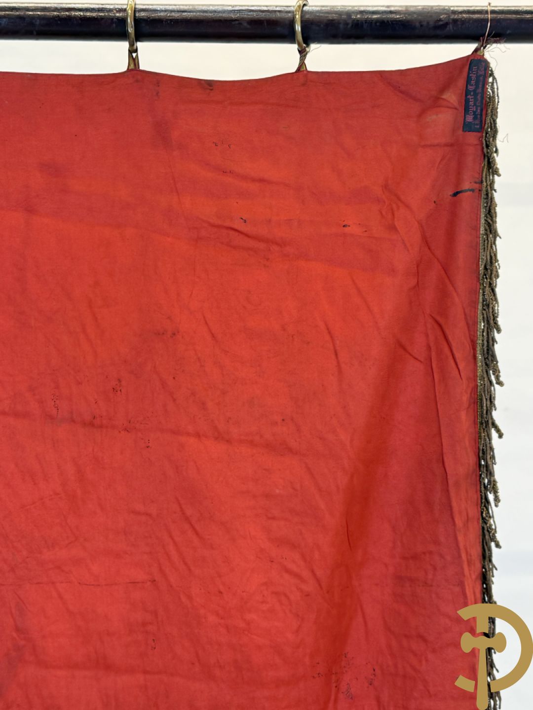 Franse vaandel met gouden gesculpteerde helm bezet bovenaan, Parti Socialiste S.F.I.O. Comité Jean Jaures Lille, gemerkt Fabriqué de Drapeaux de Societés Insignes Moyart-Castin, 3 Rue des Chats Bossus Lille