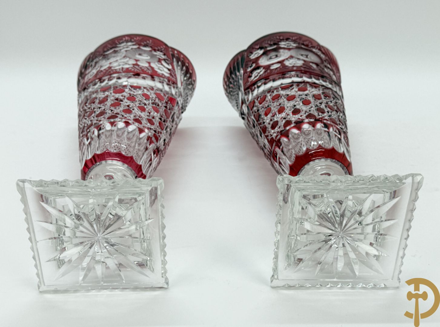 Paar rood kristallen geslepen Boheemse vazen met bloemendecor