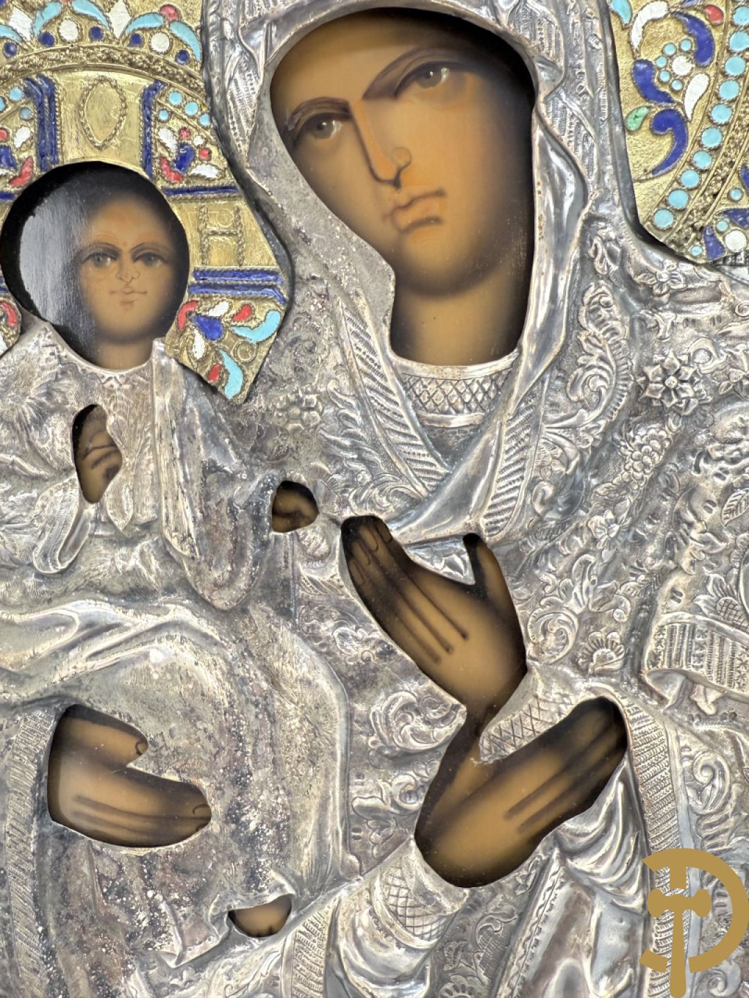 Ikoon met voorstelling van Madonna met kind en verzilverde rizza bezet met email