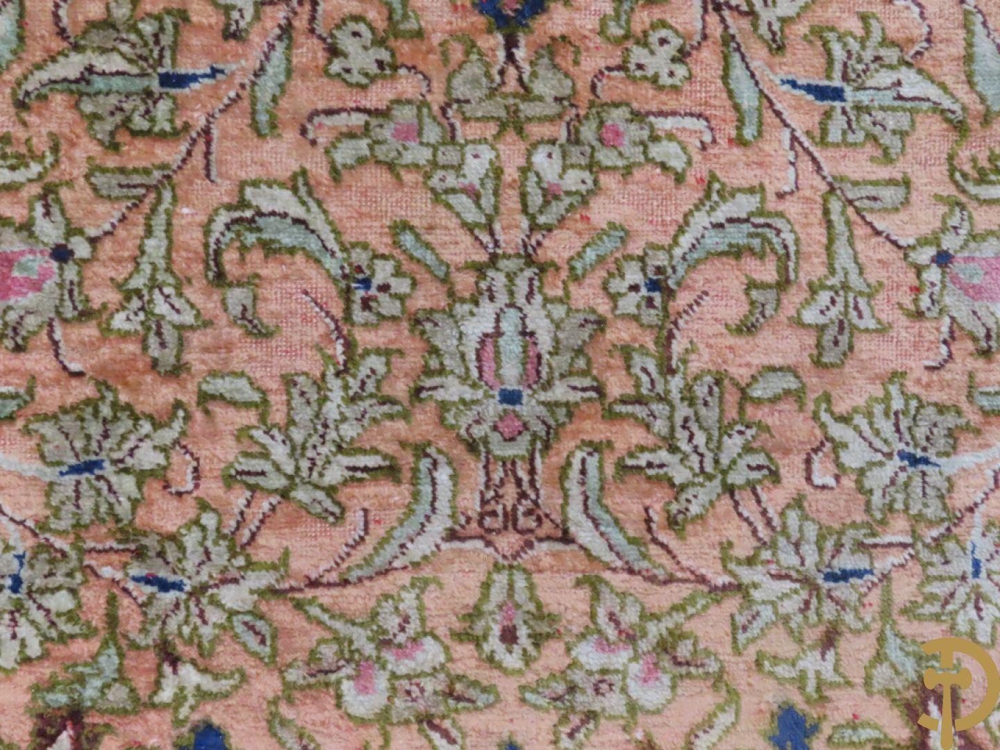 Oosters handgeknoopt tapijt zijde op katoen met centraal medaillon en bloementaferelen