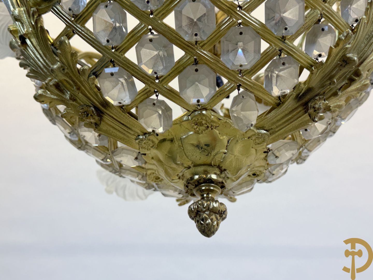 Vuurvergulde bronzen Franse luchter met zes lichtpunten en bezet met diamantvormige kristallen