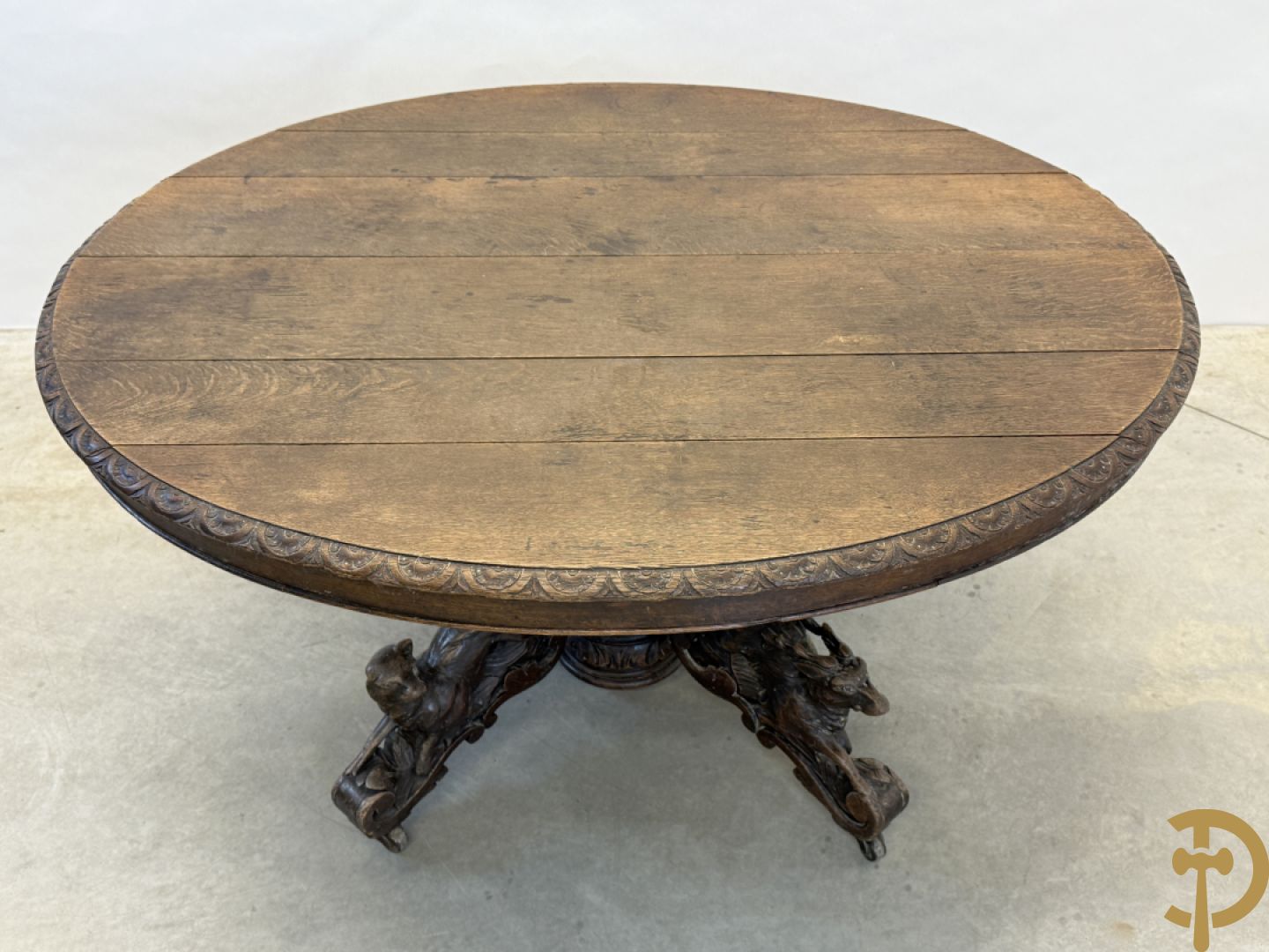 Eiken ovale jachttafel met 4 verschillende dieren + zes stoelen met canage op getorste poten (verschillende modellen)