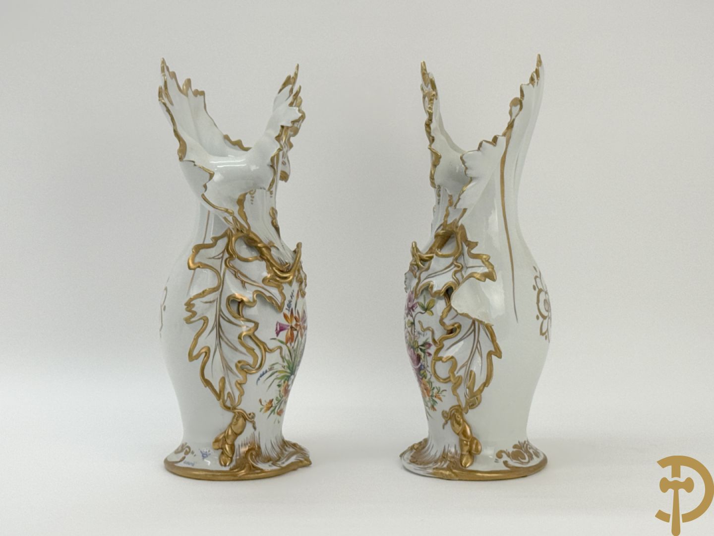 Paar porseleinen cornetvazen met bloemendecor, deels verguld, gemerkt Capo di Monte