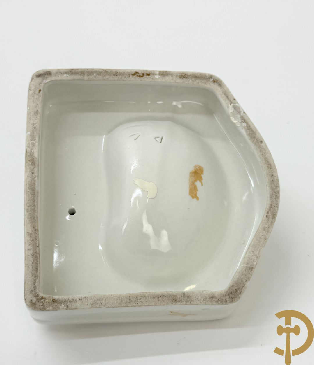 Gietijzeren Engelse hond + spaarpotten van gietijzeren varken, gipsen hond en gietijzeren kachel + verzamelobjecten Sphinx en Selles + koperen waterkraan