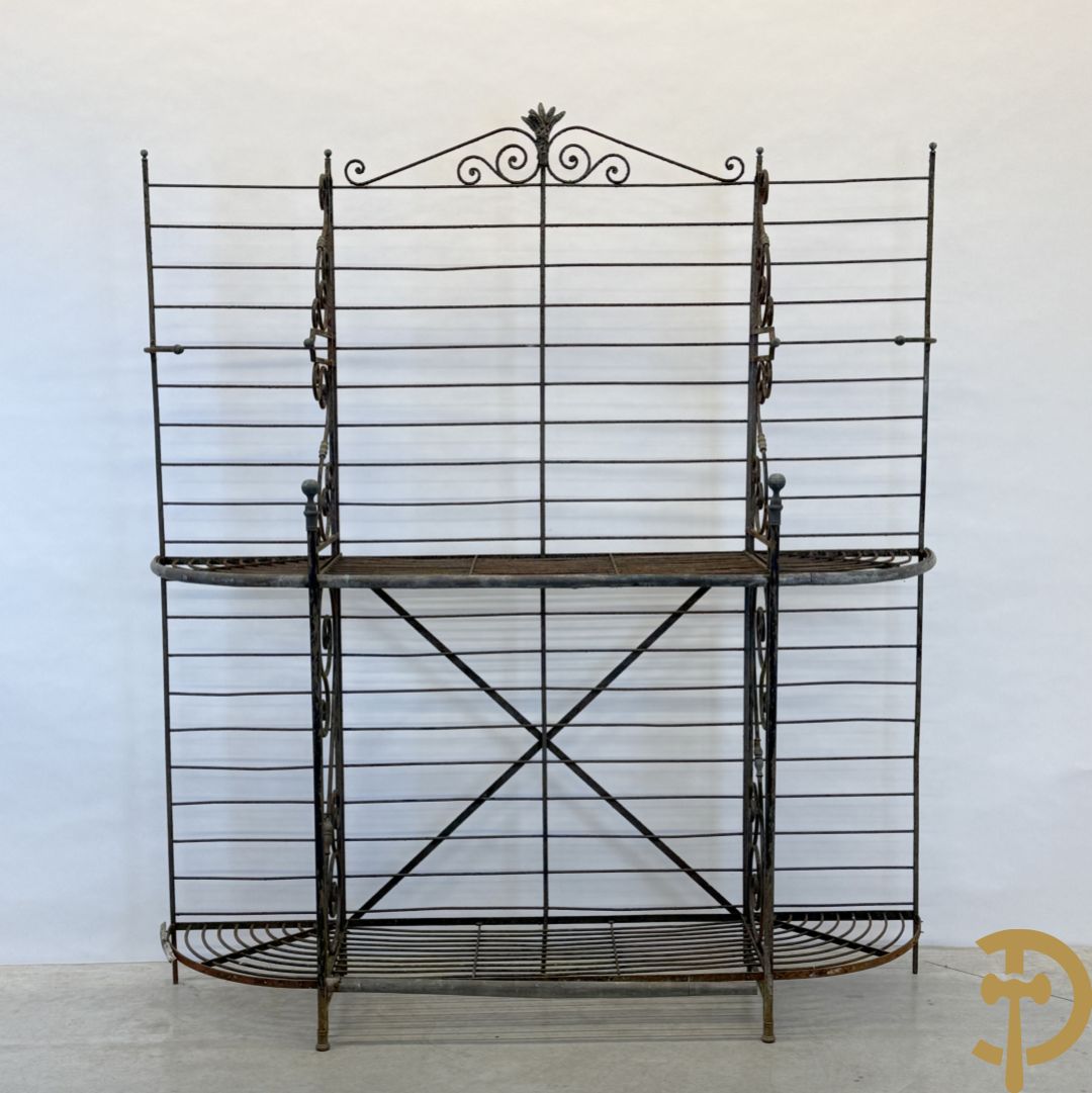Ijzeren verweerd bakkersrek met afgeronde zijkanten