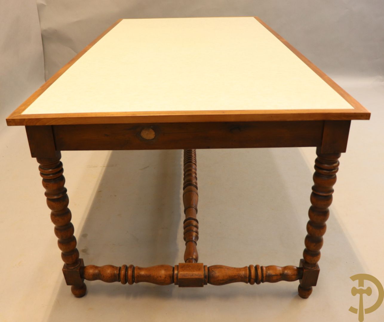 Landelijke tafel op ballusterpoten met vernieuwd blad in formica