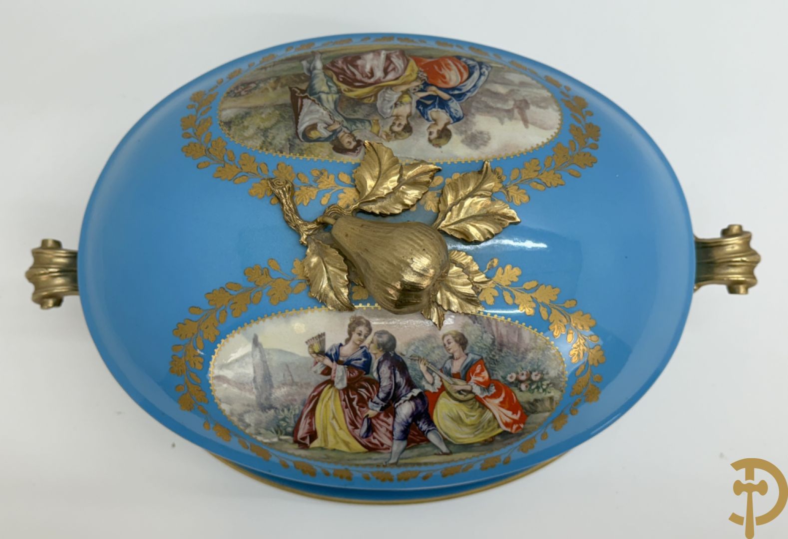 Hemelsblauwe dekselcoupe met decor van romantisch tafereel en bronzen ornamenten op onderschaal, ACF gemerkt