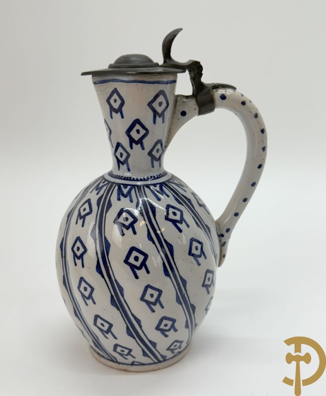 Delftse schenkkan met beschilderd bloemendecor en tinnen deksel + schenkkan in Delftse stijl, gemerkt onderaan BFK 66