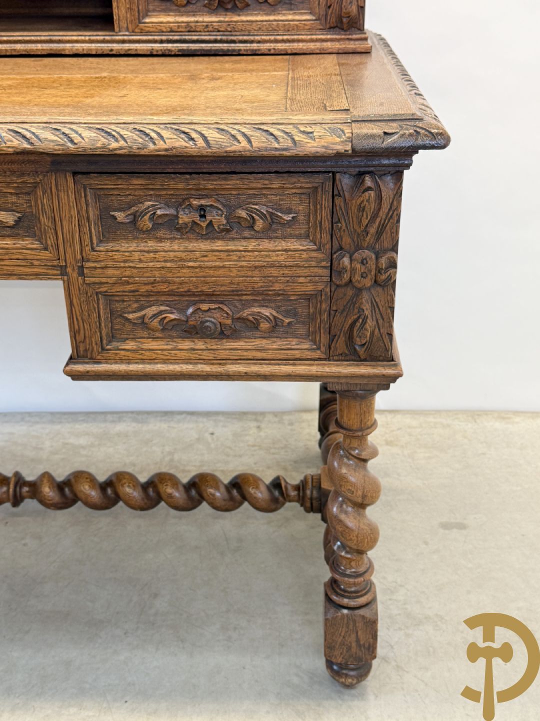 Massief eiken Frans bureel met lades op getorste poten met opstand, 19e