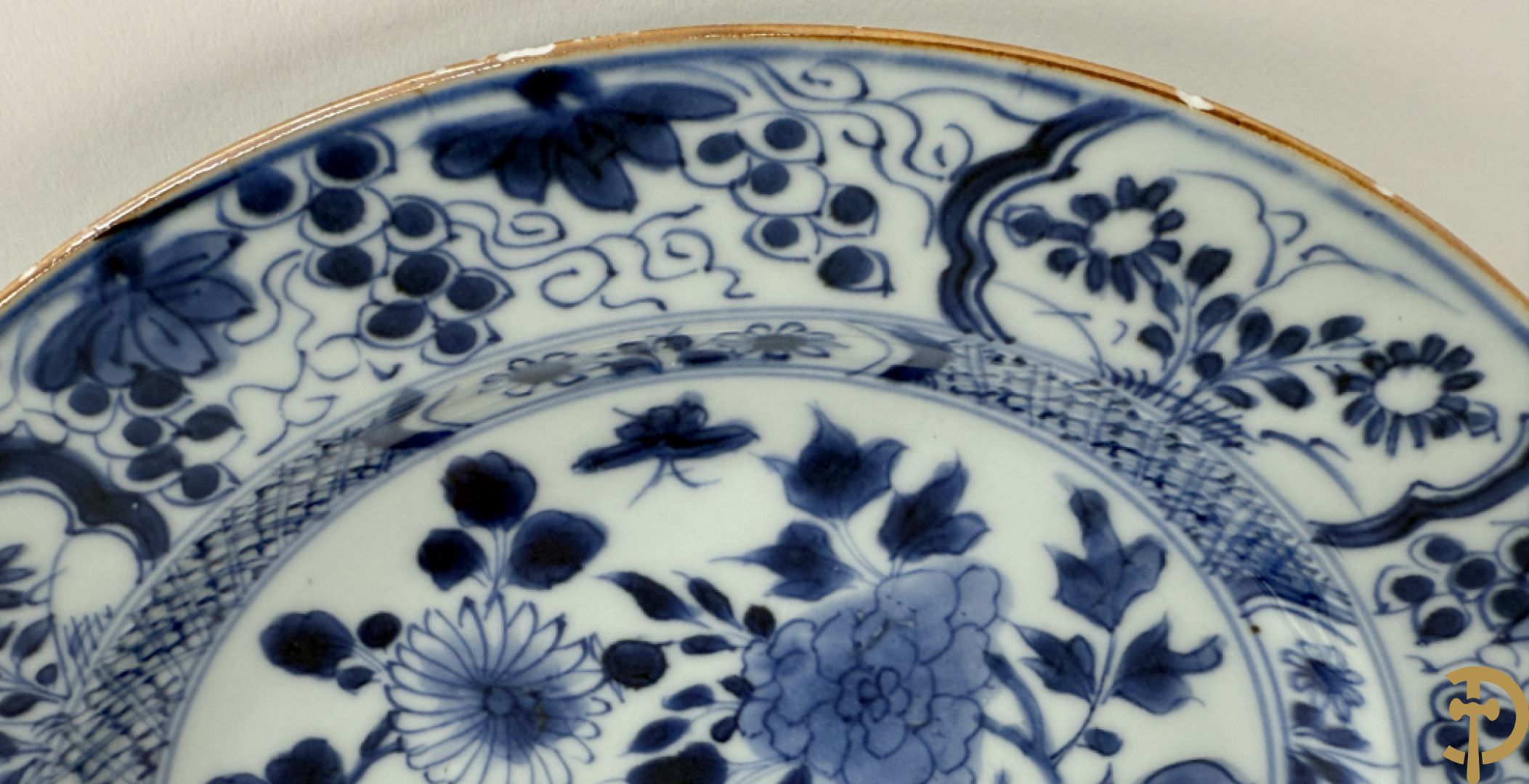 Acht Chinese porseleinen blauw/wit bordjes met bloemendecor, Kangxi