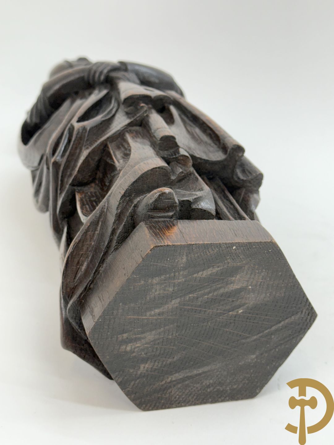 Houtgesculpteerd beeld van dame Pleurans