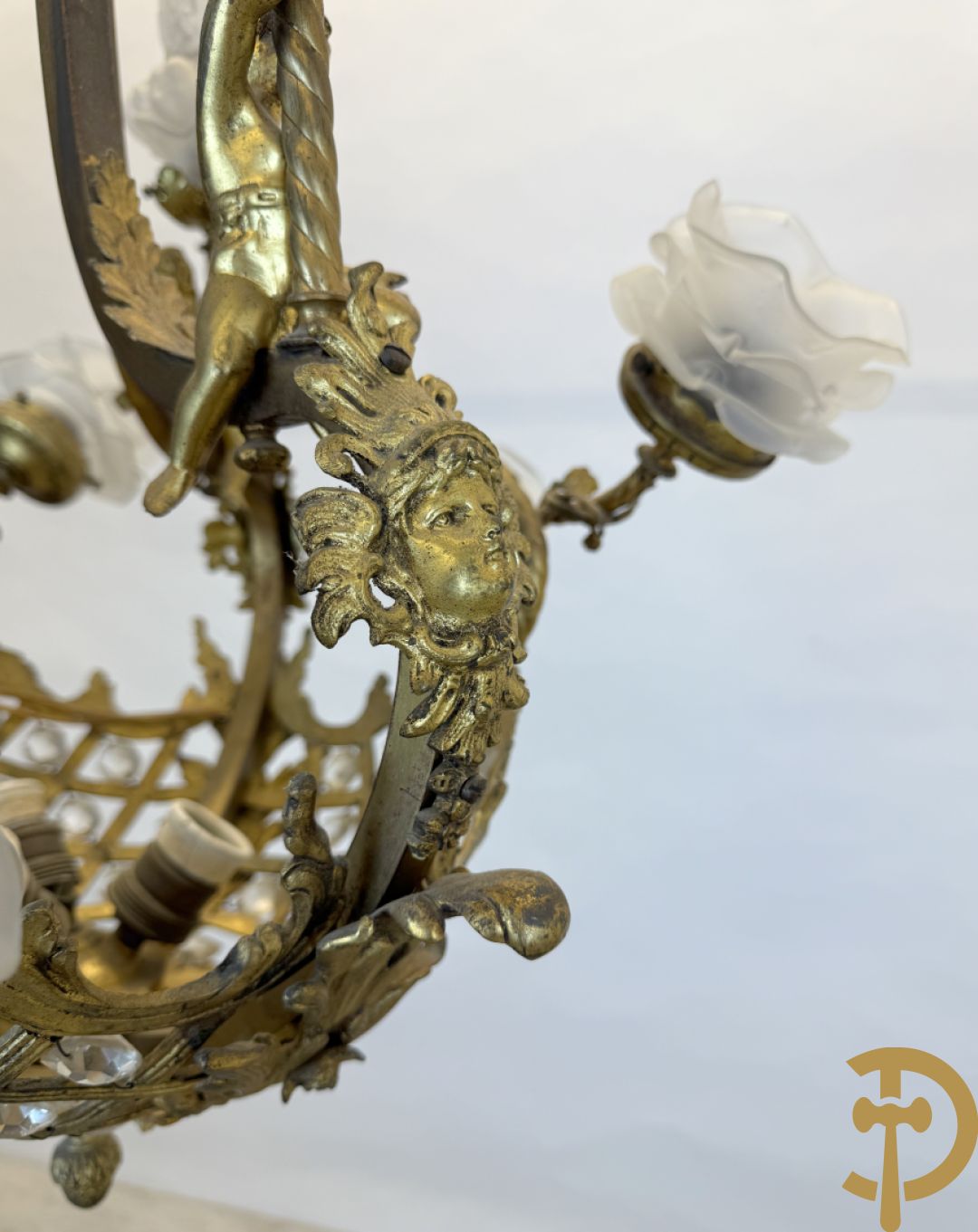 Bronzen Franse luchter met geajoureerde mand, bezet met medusakoppen en 3 cupido