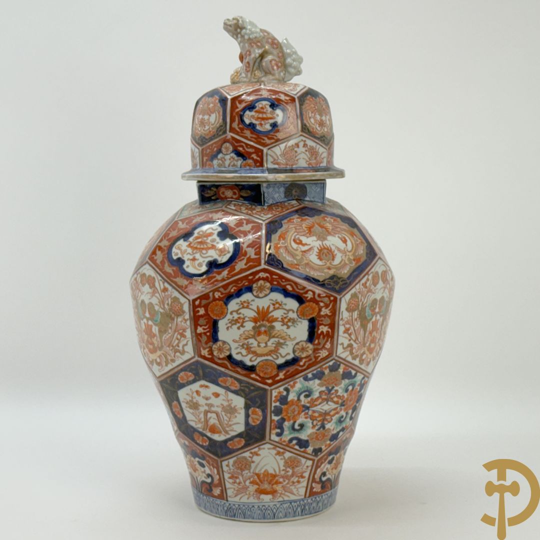 Japanse Imari vaas met fo-hond bezet, 19e