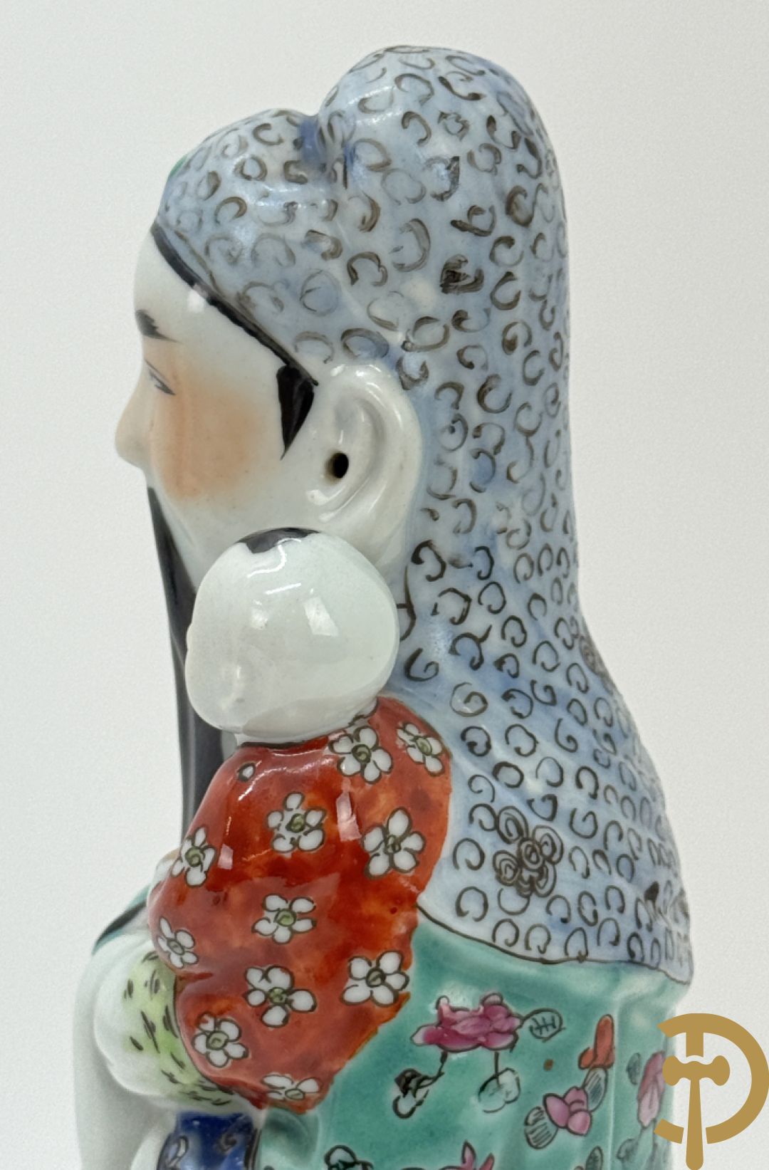 Chinese porseleinen wijsgeer met kind op de arm