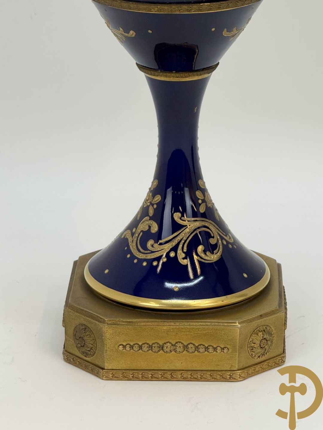 Paar Sèvres stijl vazen met bronzen oren en éénzijdig decor van cupido