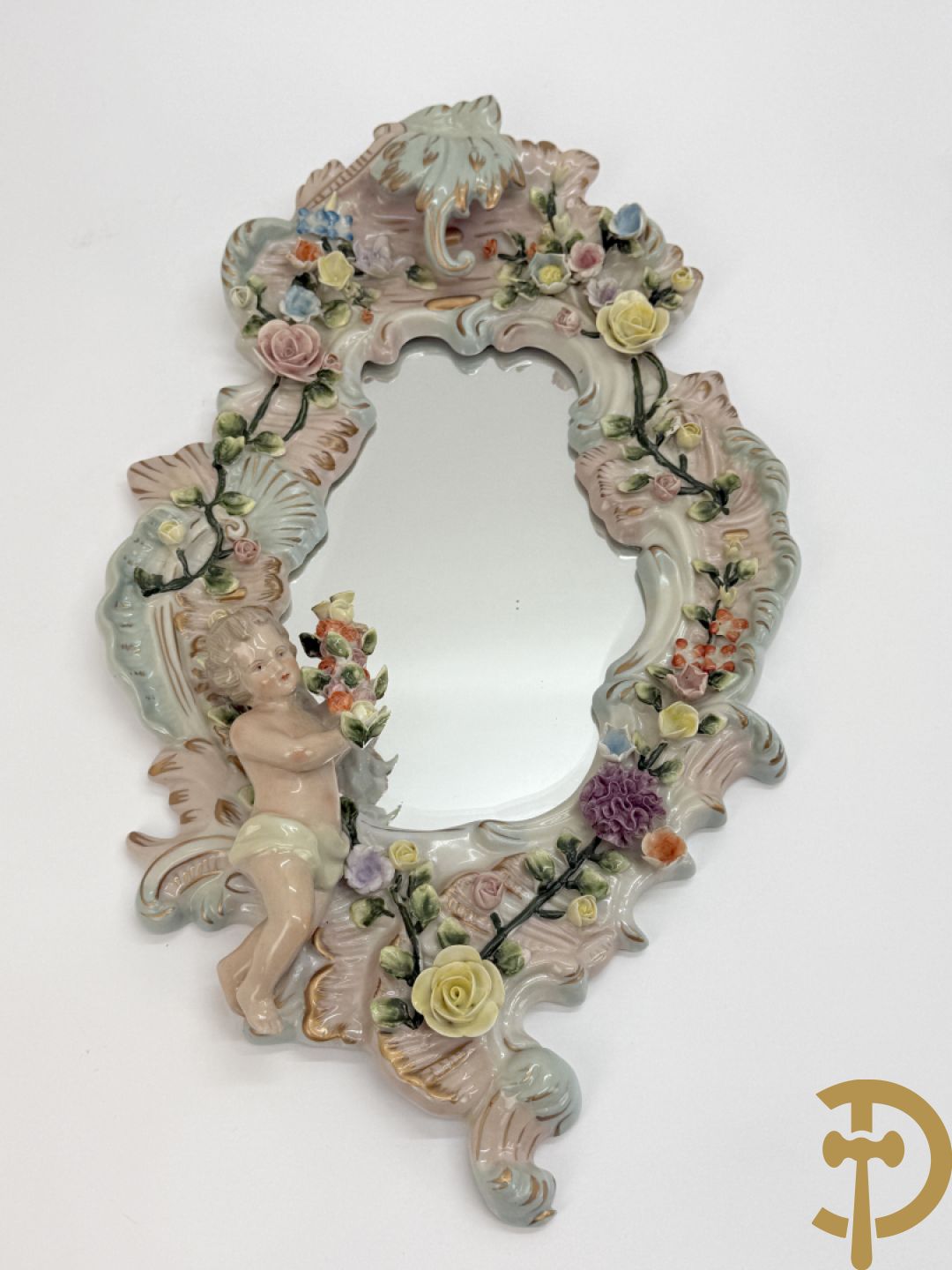Porseleinen spiegel met cupido en bloemen bezet + porseleinen beeld met cupido en rocailles