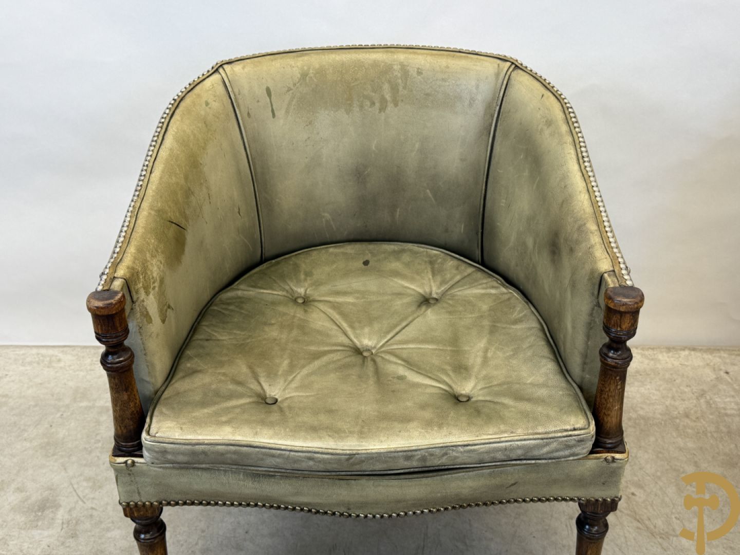 Twee kuipvormige lederen bergères