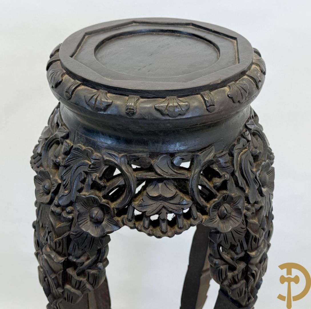 Chinese handgesculpteerde hoge sokkel met bloemenmotieven