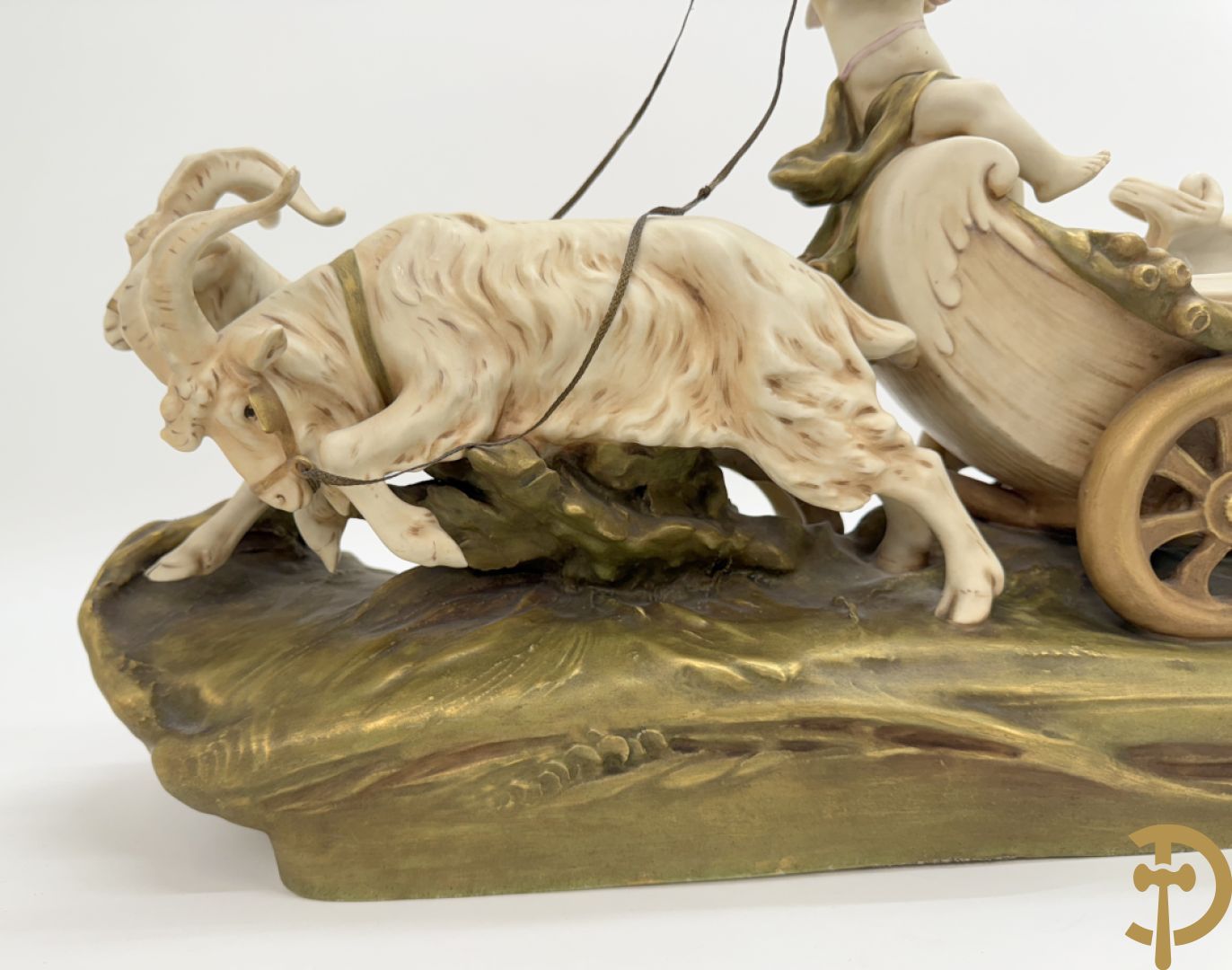 Royal Dux beeld van cupido met 2 rammen op carosse