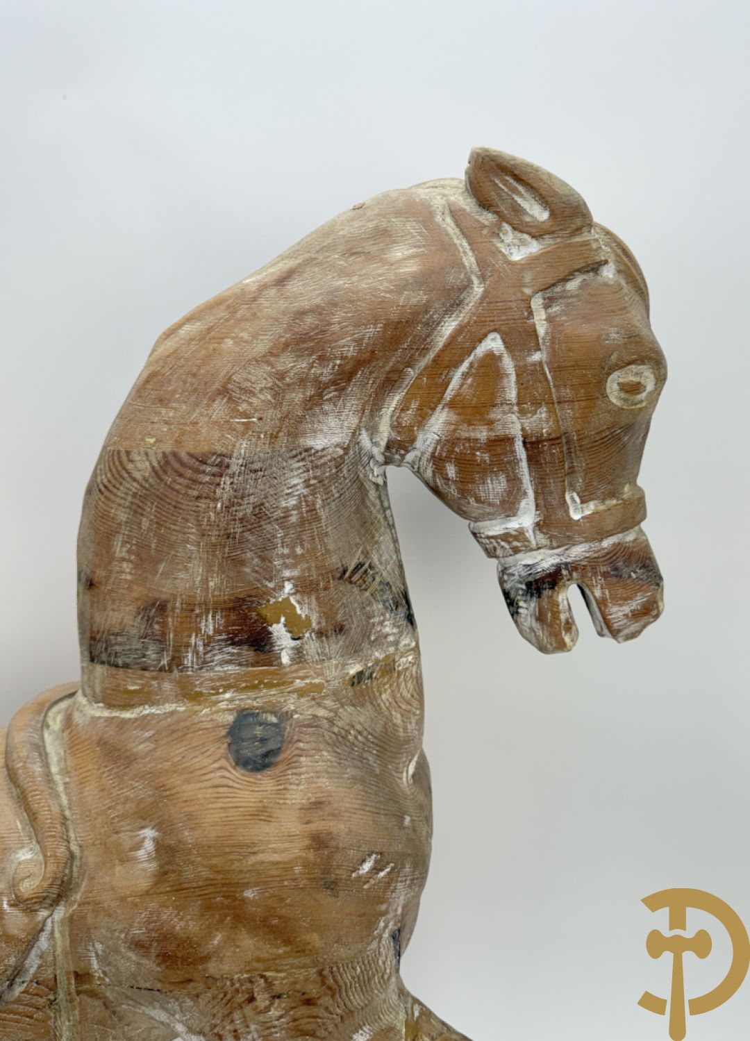 Houtgesculpteerd kinderpaard