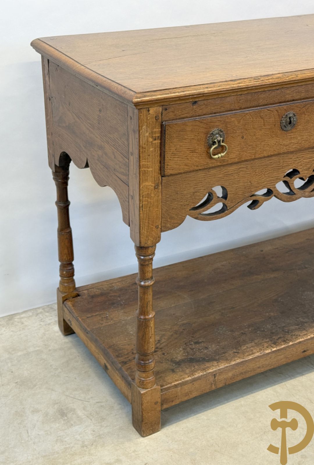 Engelse eiken sideboard met 3 lades op ballustervormige poten