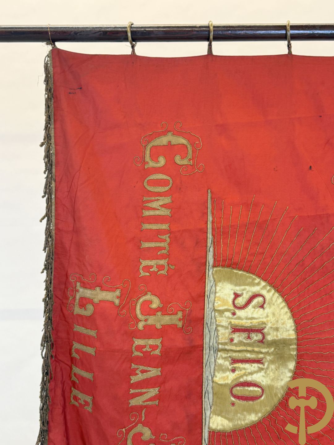 Franse vaandel met gouden gesculpteerde helm bezet bovenaan, Parti Socialiste S.F.I.O. Comité Jean Jaures Lille, gemerkt Fabriqué de Drapeaux de Societés Insignes Moyart-Castin, 3 Rue des Chats Bossus Lille
