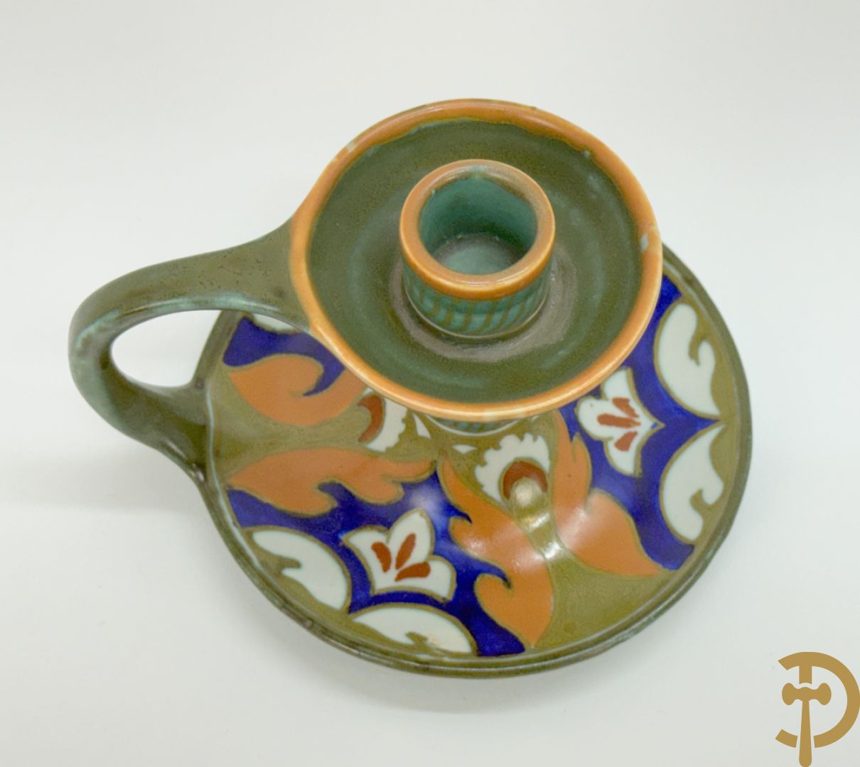 Drie borden in meerkleurige Gouda faience + kandelaar in Gouda faience + 2 vazen in Gouda + bonbonnière Gouda + vaasje Bergen