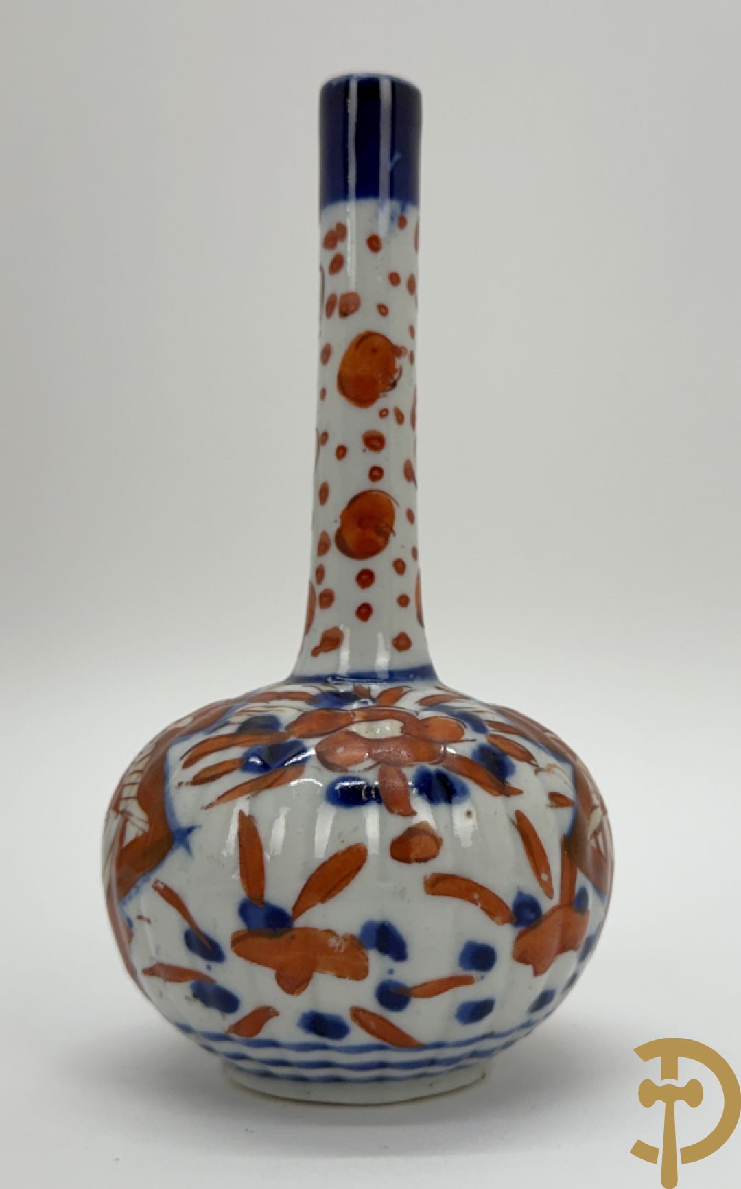 Japanse porseleinen Imari dekselvaas met bloemenmotief + klein flesvormig pique fleur vaasje + 2 Imari bordjes