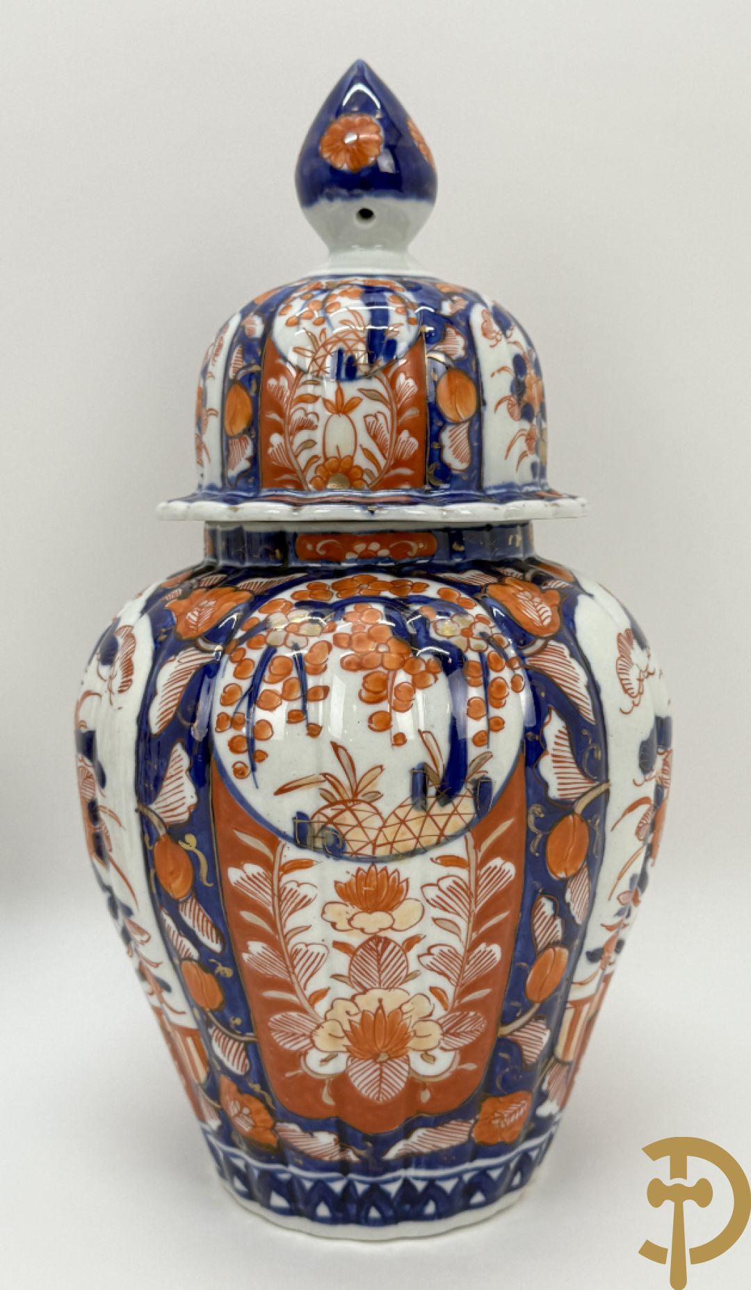 Japanse porseleinen Imari dekselvaas met bloemenmotief + klein flesvormig pique fleur vaasje + 2 Imari bordjes