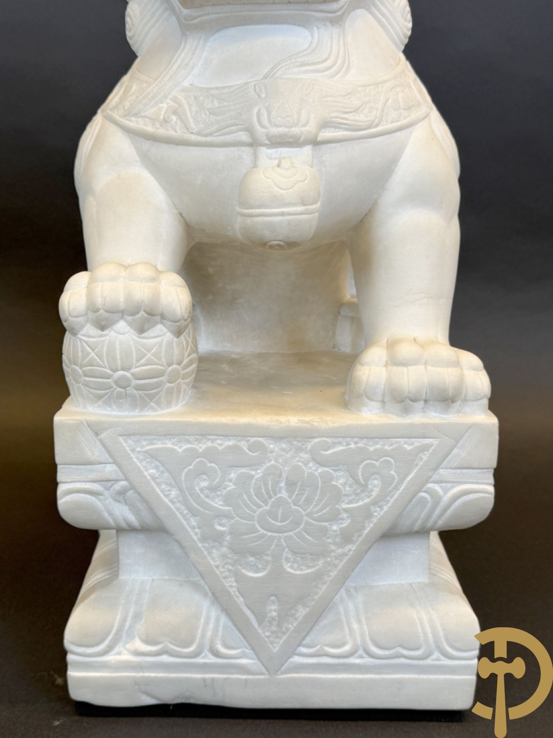 Paar handgesculpteerde marmeren fo-honden