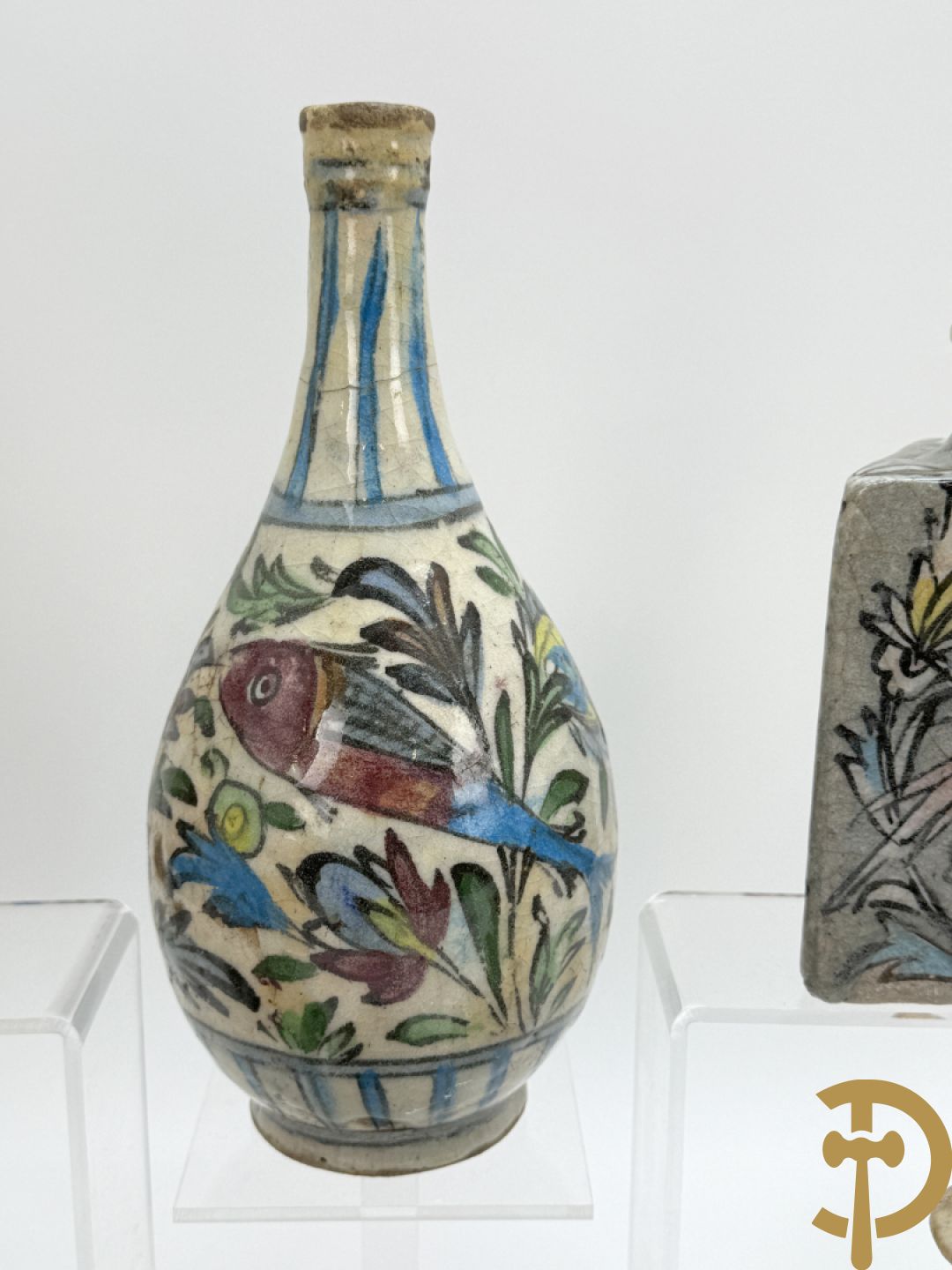 10 meerkleurige geglazuurde keramieken flesjes met decor van bloemen-en dierenmotieven, Iznik