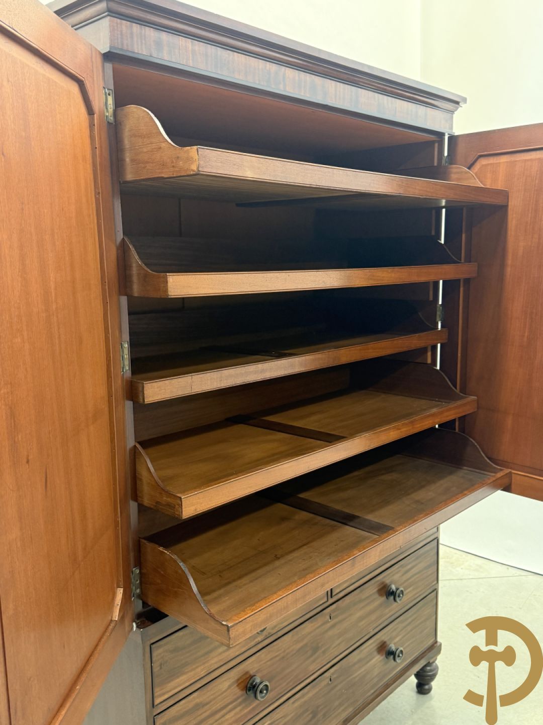 Engelse mahoniehouten linnenpress met 2 deuren bovenaan,  5 uitschuifbare lades in interieur - onderaan met 4 lades