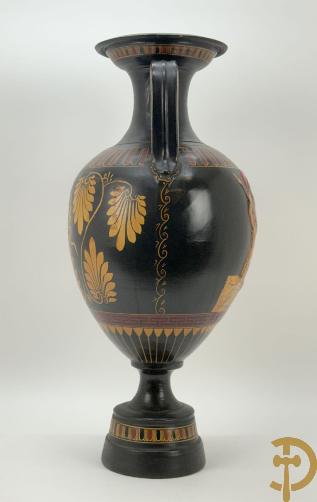 Amfoorvormige vaas in terra cotta met voorstellingen uit de Klassieke oudheid, Griekse stijl